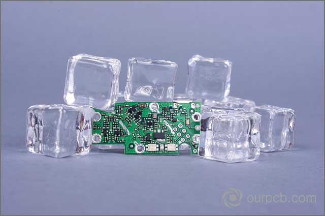 LED PCBアセンブリの熱管理のアイデアを示しています。